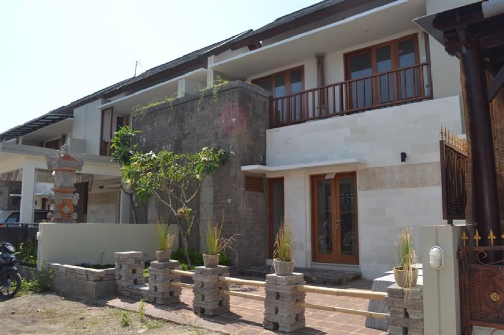 Disewakan rumah style villa lokasi denpasar timur R1090